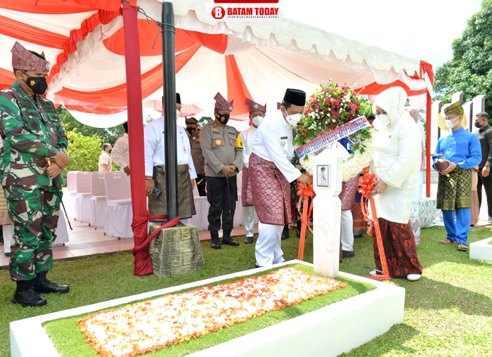 Gubernur dan Wakil Gubernur saat ziarahi makam Pahlawan Pembentuk Kepri